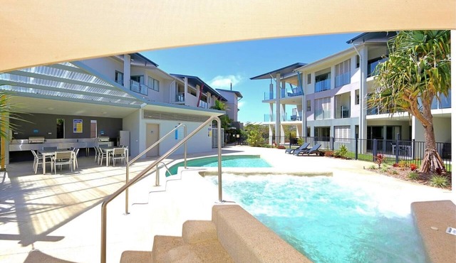 Waterline, Direct Poolside Apartment