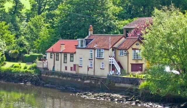 WATERLOO COTTAGE ANNEXE, pet friendly, with open fire in Ruswarp