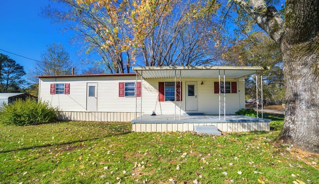 Waterloo Home: Walk to Pickwick Lake Fishing Pier!
