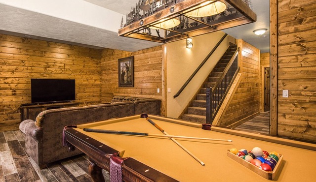 WaterMill Cove LUXURY 8Bed/8BA Lakefront Lodge 10~HUGE POOL~2 miles to SDC~MiniGolf