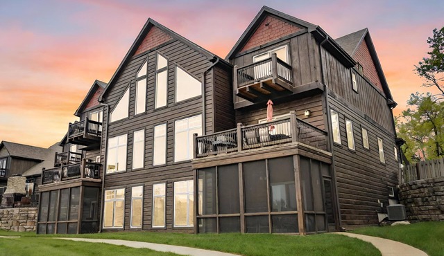 WaterMill Cove Luxury Lakefront Villa J-Theatre Room~2Mi to SDC~POOL-Kayaks~Swim Dock