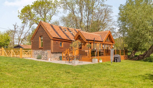 WATERMILL GRANARY BARN, pet friendly, with a garden in Wortwell