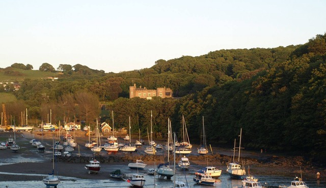 WATERMOUTH CASTLE, CLOCK TOWER APARTMENT, with pool in Ilfracombe