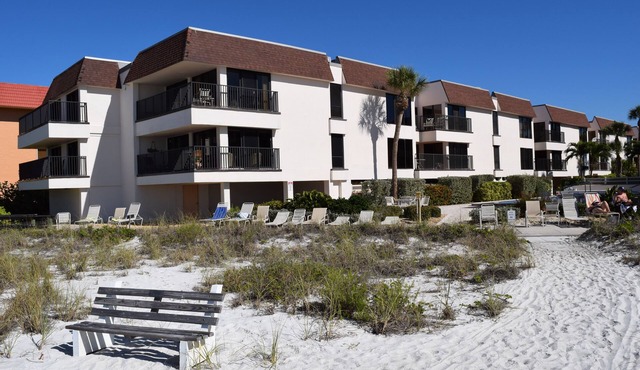Waters Edge 106S · Pool Lanai · 1-Mo Winter Min