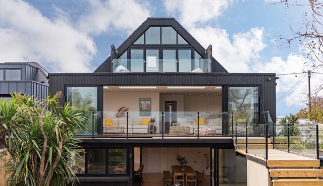 Waters Edge - a holiday let by Bloom Stays that sleeps 15 guests in 6 bedrooms