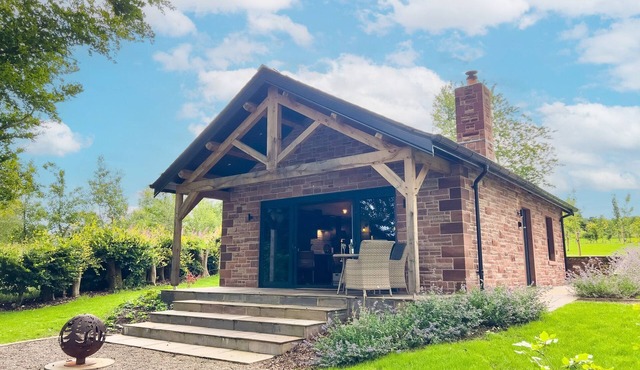 Waters Edge, a romantic cottage with stunning views of Talkin Tarn