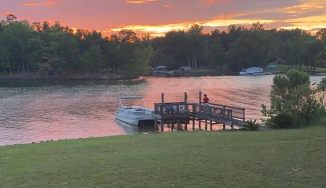 Water’s Edge Cottage—3-BR Lake Stay—Fire Pit—Boat Rental!