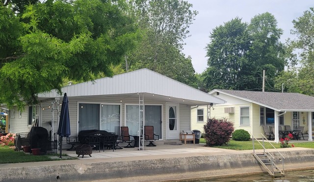 Waters Edge Cottage on Big Barbee Lake!