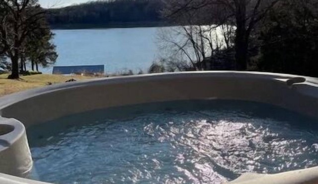 Water’s Edge cottage, Table Rock Lake, Golf, Branson, lakefront, Hot tub,