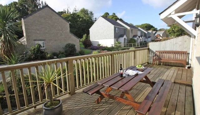 WATERS EDGE, family friendly, with a garden in Falmouth