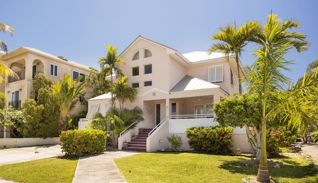 Waters Edge-Key Haven 4bedroom 3.5bath canal front home w/jacuzzi, dock space
