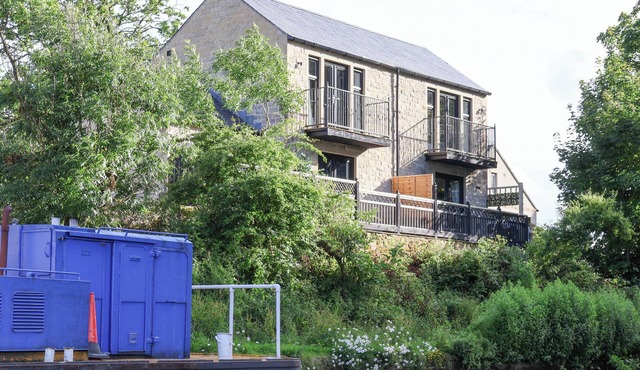 WATERS EDGE LOCK VIEW, pet friendly, with hot tub in Gargrave