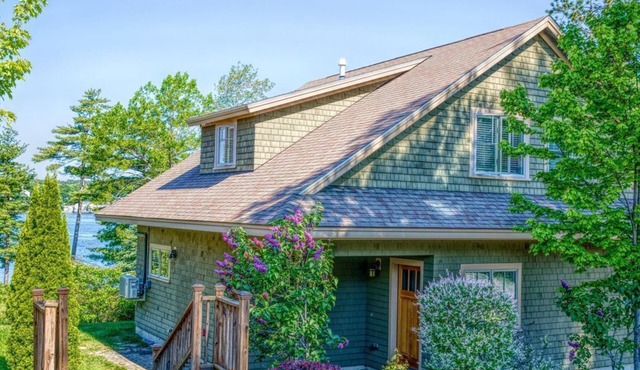 Water’s Edge Luxury Cottage