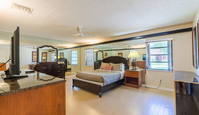 Waters Edge Manor | Lake View + Pool!