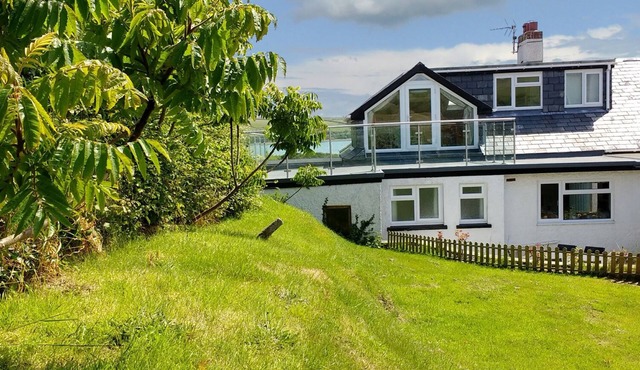WATERS EDGE, pet friendly, country holiday cottage in Dale