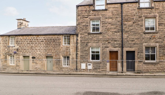 WATERS EDGE, pet friendly, character holiday cottage in Bakewell
