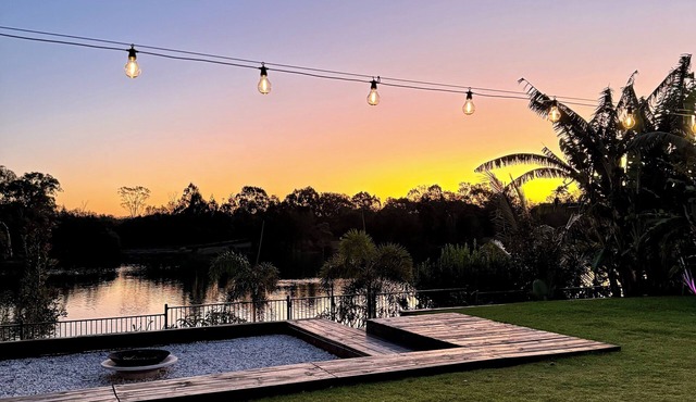 Waters Edge Retreat - on the lake and walk to beach