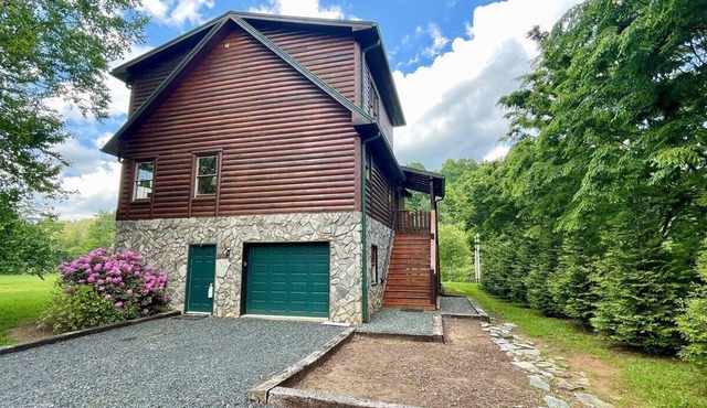 Waters Edge Riverfront Cabin | Hot Tub, Firepit & New River Views for the Whole Family