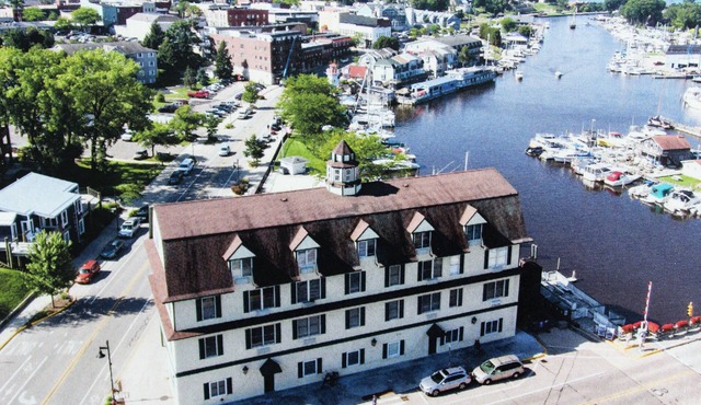 Waters Edge - Walking distance to everything!