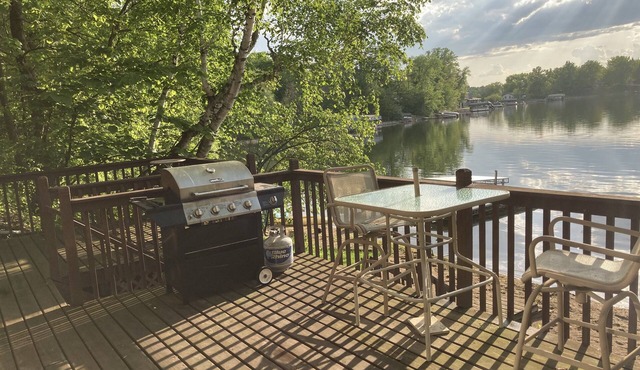 Waters Edge - Year Round 4 Bedroom Lakehome with Pontoon and Sandy Beach.