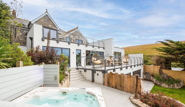 Watersend House located 500m from the majestic Watergate Bay. Set in an acre of private landscaped g