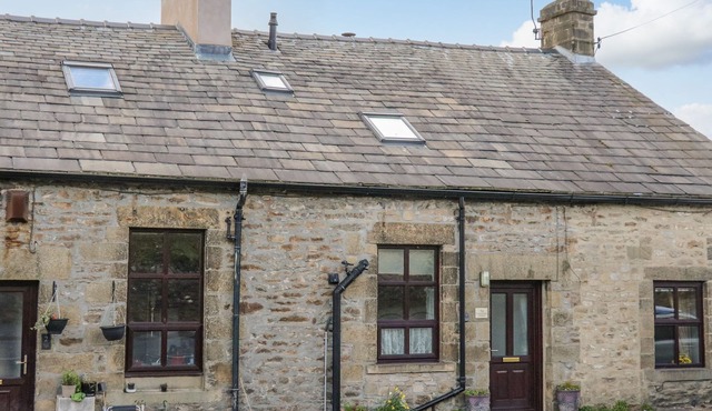 WATERSHED COTTAGE, pet friendly, with a garden in Settle