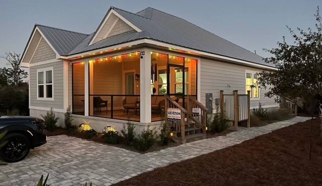 WATERSHED COTTAGE, MODERN 3BD/2BA HOME W/POOL & FIRE PIT! PET FRIENDLY!