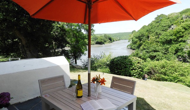 Waterside 16c Cottage. Private, No Neighbours. View, Boat, Foreshore and Garden.