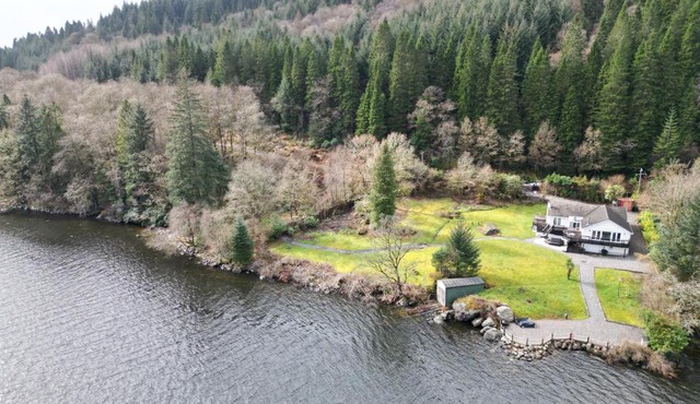 WATERSIDE 3 BED COTTAGE, HOT TUB, SAUNA, PVT BEACH