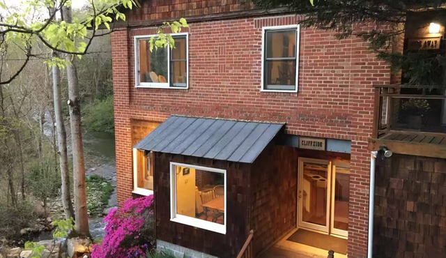WATERSIDE - 5BR/5BA - Walk to Downtown & Appalachian Trail, Hot Springs, NC
