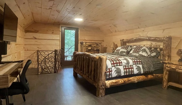 Waterside Cabin GREAT Fishing, 4 beds, 2 Kayaks Gated WI-FI parking Washer Dryer