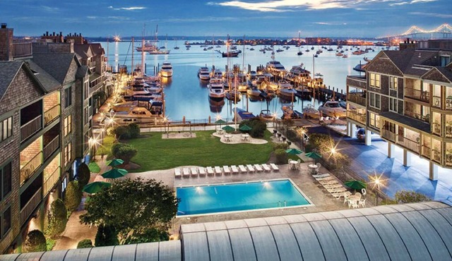 Waterside Condo with pools in the heart of Newport
