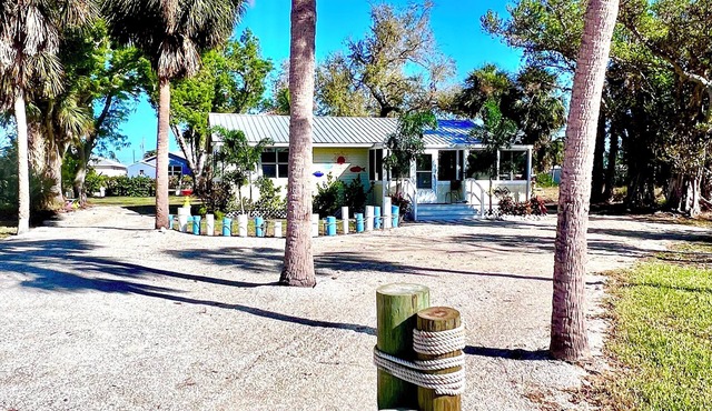 Waterside Cottage: Newly Renovated on canal w 26’ boat dock!