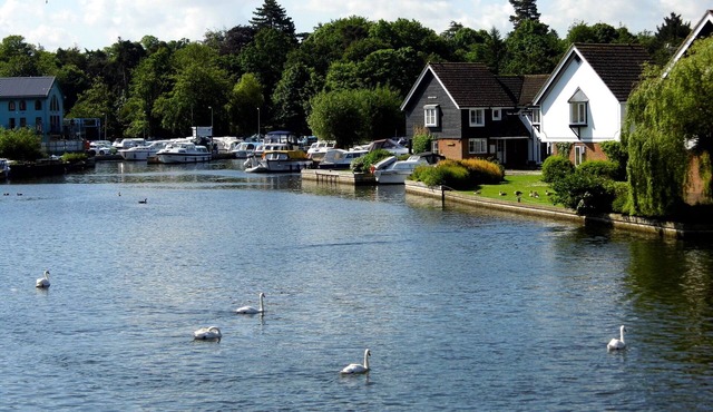 Waterside holiday cottage in Wroxham with own private mooring and fishing