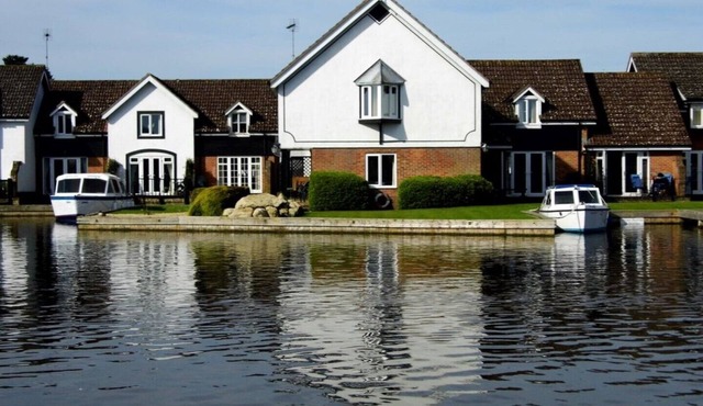 Waterside holiday cottage with own mooring & fishing. 2-bedroom (Double & Twin)