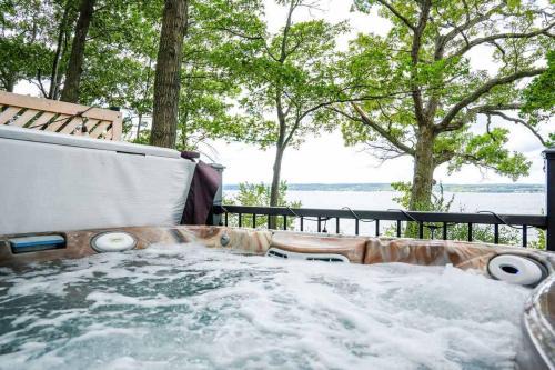 Waterside Leisure Lakefront Hot Tub & Game Room