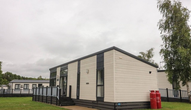 WATERSIDE LODGE, country holiday cottage, with pool in Tewitfield