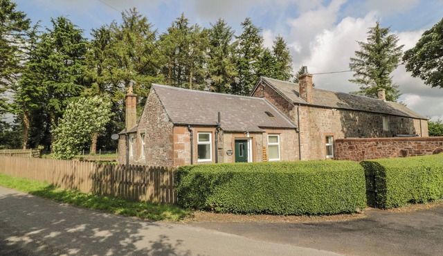 WATERSIDE LODGE, pet friendly, country holiday cottage in Annan