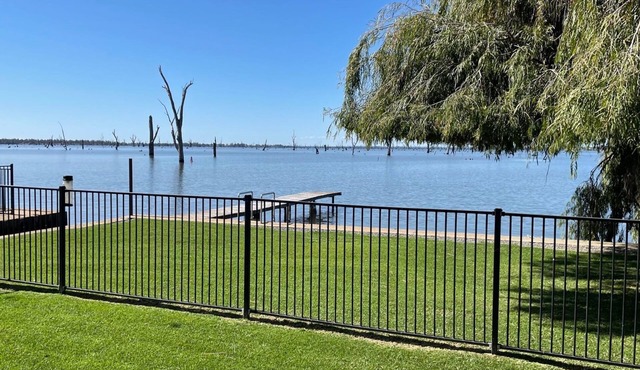 Waterside Mulwala waterfront house with small boat ramp and jetty