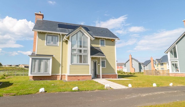 WATERSIDE, pet friendly, country holiday cottage in Beadnell