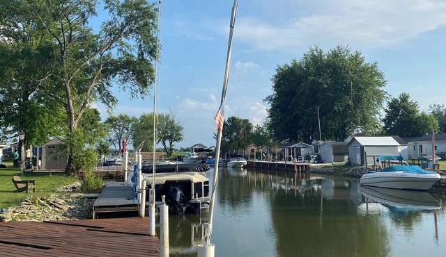 Waterside Retreat! Canal front, family friendly, big yard, boat access