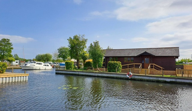 Waterside River Retreat - sleeps 6 guests in 3 bedrooms