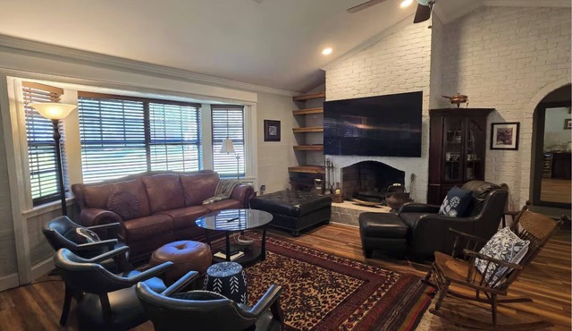 Waterside- Spacious home, Dock, Bunks -Sleeps 13