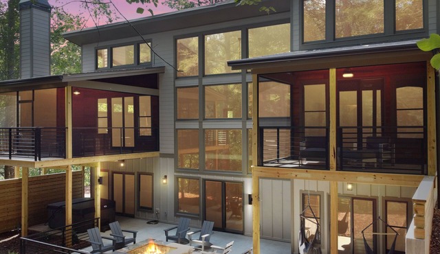 Watersong Falls ~ Private Waterfall, Hot Tub, Fire Pit & More