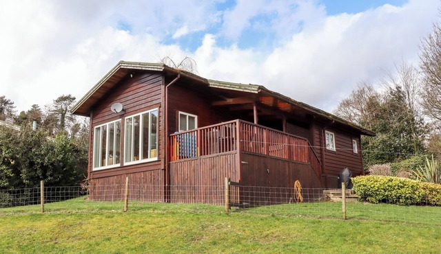 WATERSVIEW LODGE, pet friendly, character holiday cottage in Leek