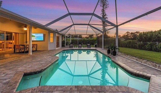 Waterview! 5 bdrms! 10 minutes to Fort Myers Beachnn