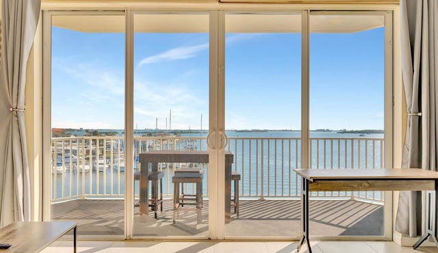 Waterview Balcony, HOT TUB, Heated Pool, Rum Bar!