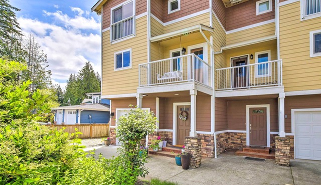 Waterview Bonney Lake Townhome w/ Treehouse!