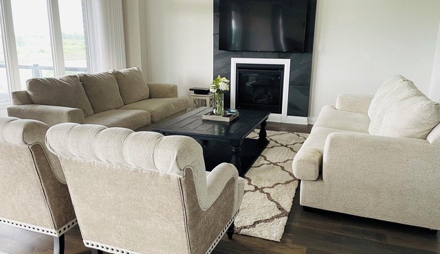 Waterview Estates Luxurious Living 20 min to Niagara Falls. Backing to a water