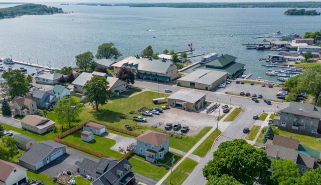 Waterview House w/Fenced Yard, Woodboat, & Museum